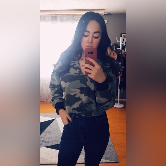 Garage camo print very  oversized  crop sweater size Xs - Picture 1 of 4